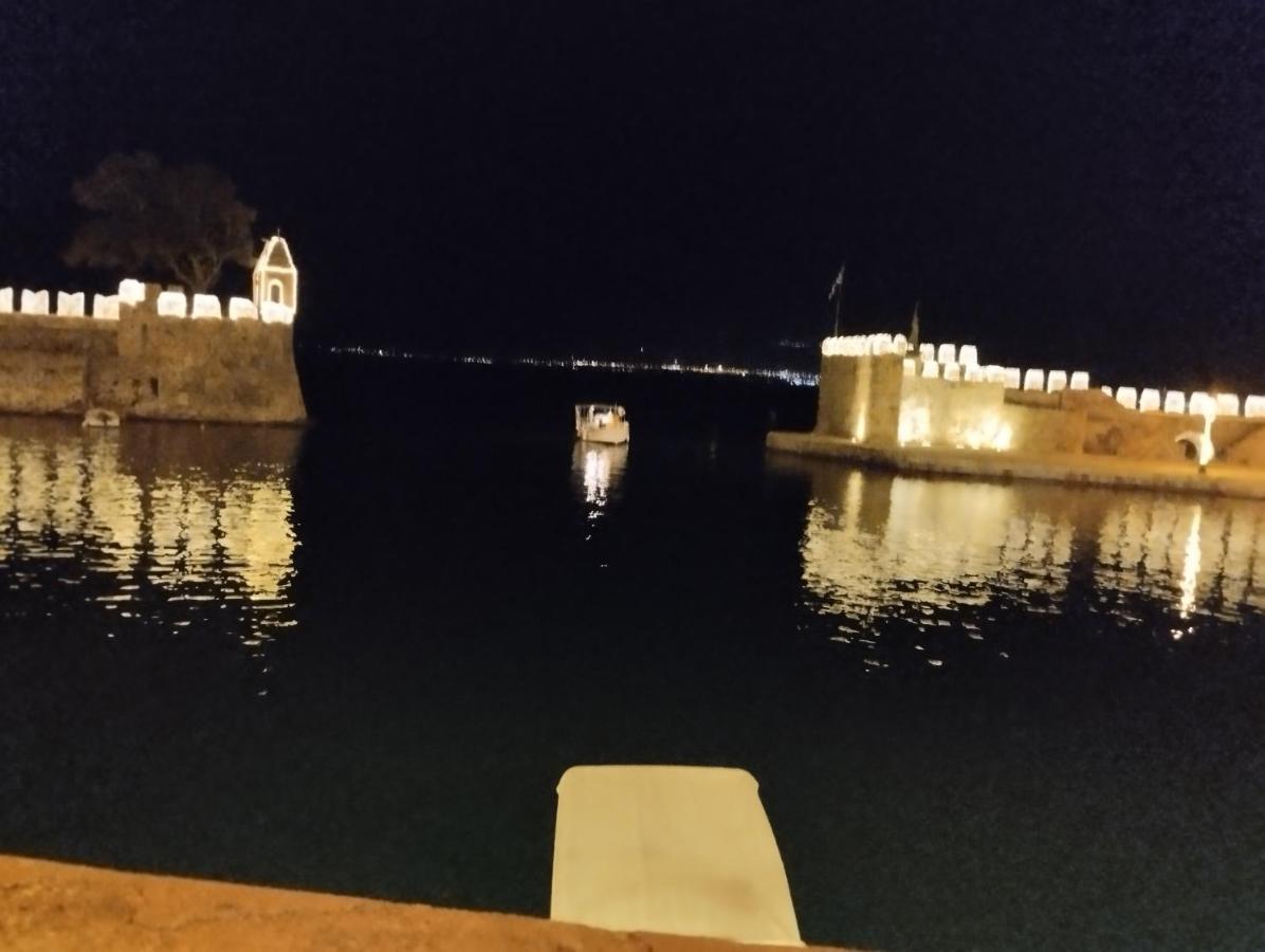 Πέτρινο Στη Θάλασσα Lägenhet Nafpaktos Exteriör bild