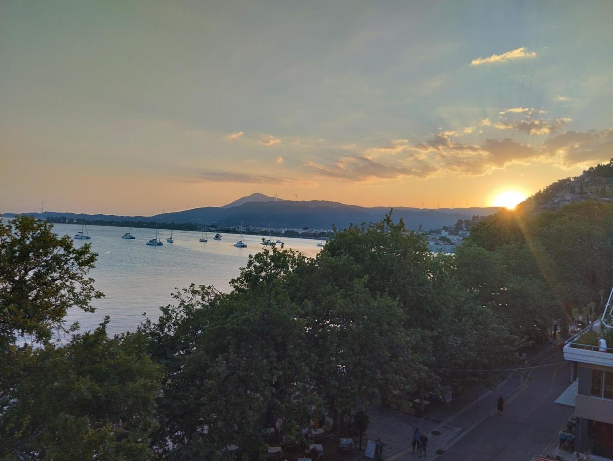 Πέτρινο Στη Θάλασσα Lägenhet Nafpaktos Exteriör bild