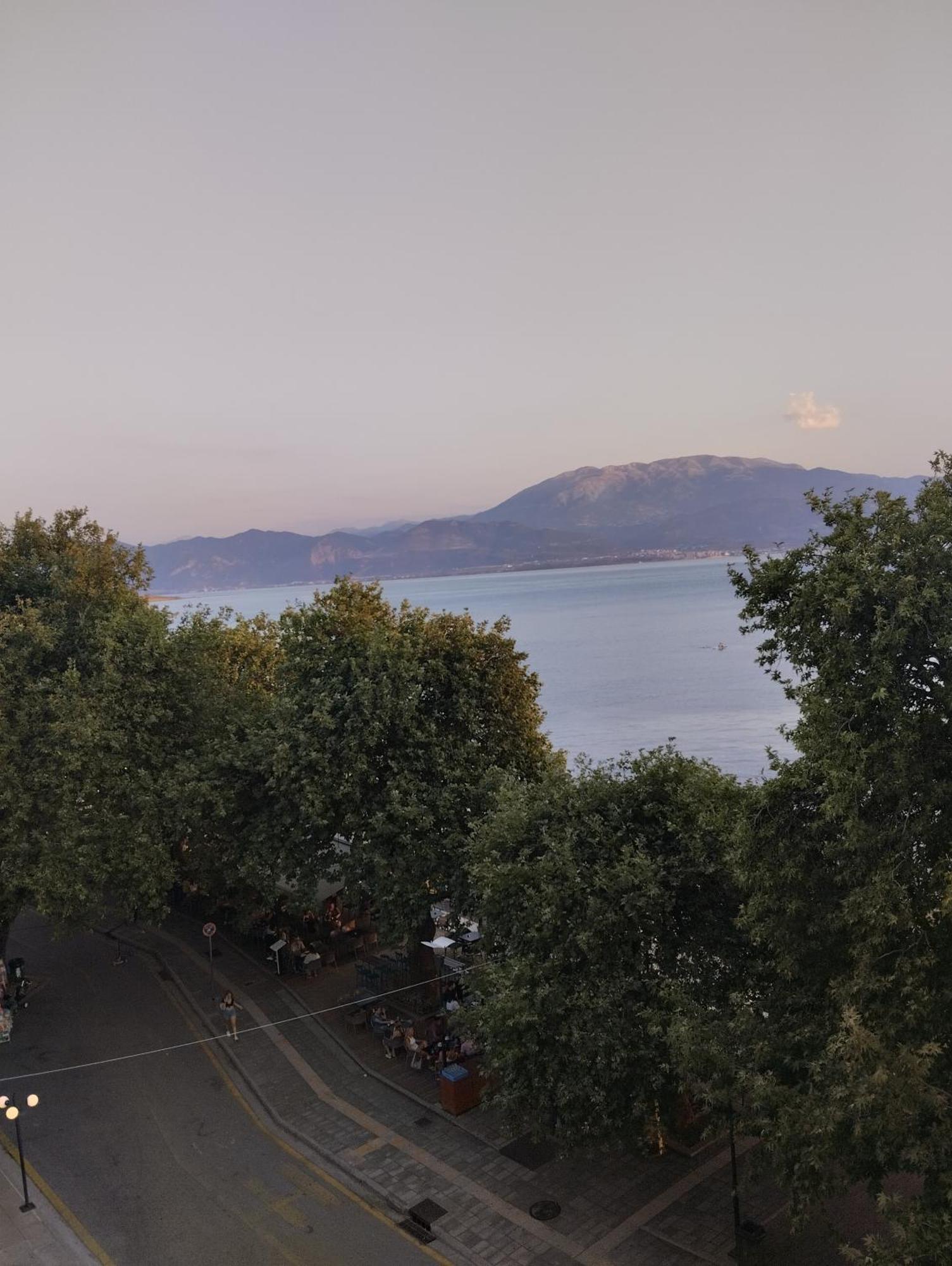 Πέτρινο Στη Θάλασσα Lägenhet Nafpaktos Exteriör bild