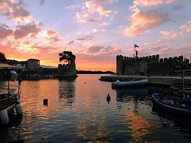 Πέτρινο Στη Θάλασσα Lägenhet Nafpaktos Exteriör bild
