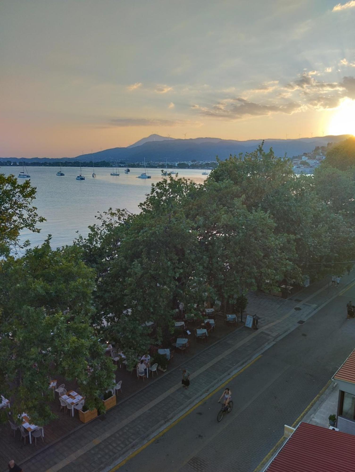 Πέτρινο Στη Θάλασσα Lägenhet Nafpaktos Rum bild